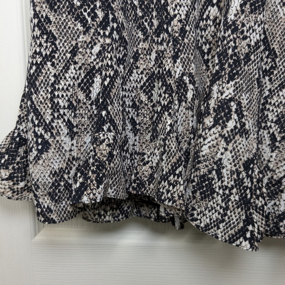 VERONICA BEARD Ried Short Sleeve VNeck Ruffle Hem Silk Dress Sz 6 Snake Print - Picture 10 of 11